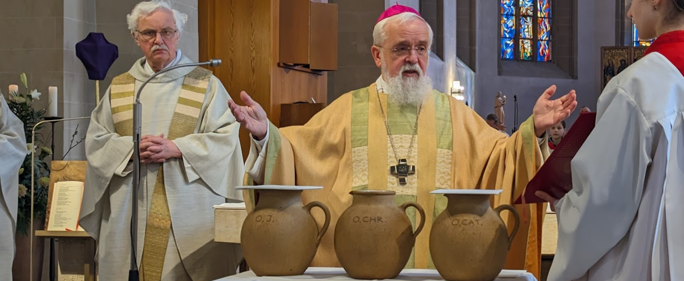 Bischof weiht Heilige Öle