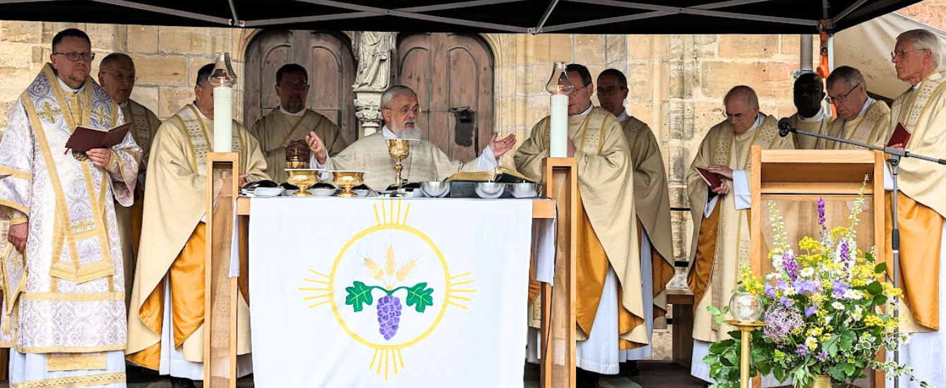 Priester feiern Eucharistie