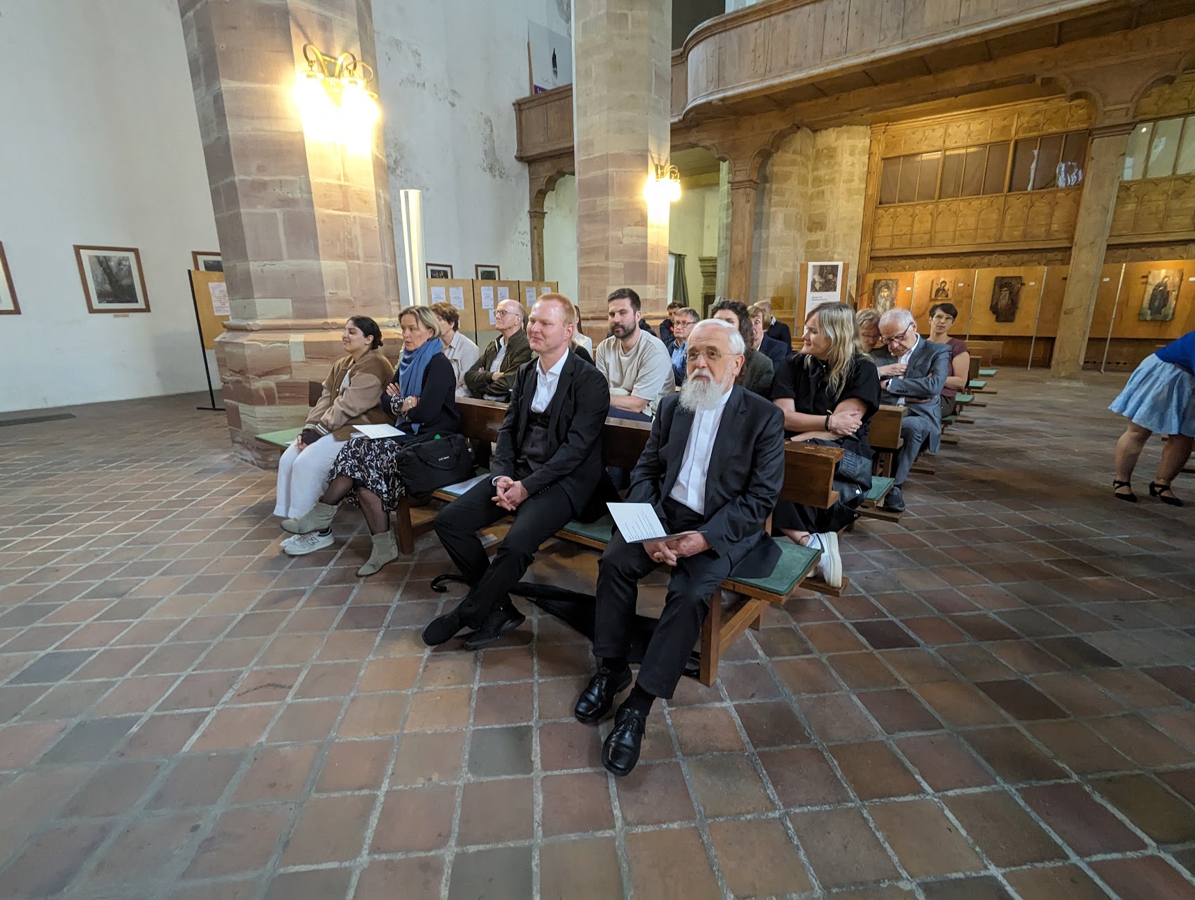Bischof gerhard Feige sitzt in einer vollen Kirche