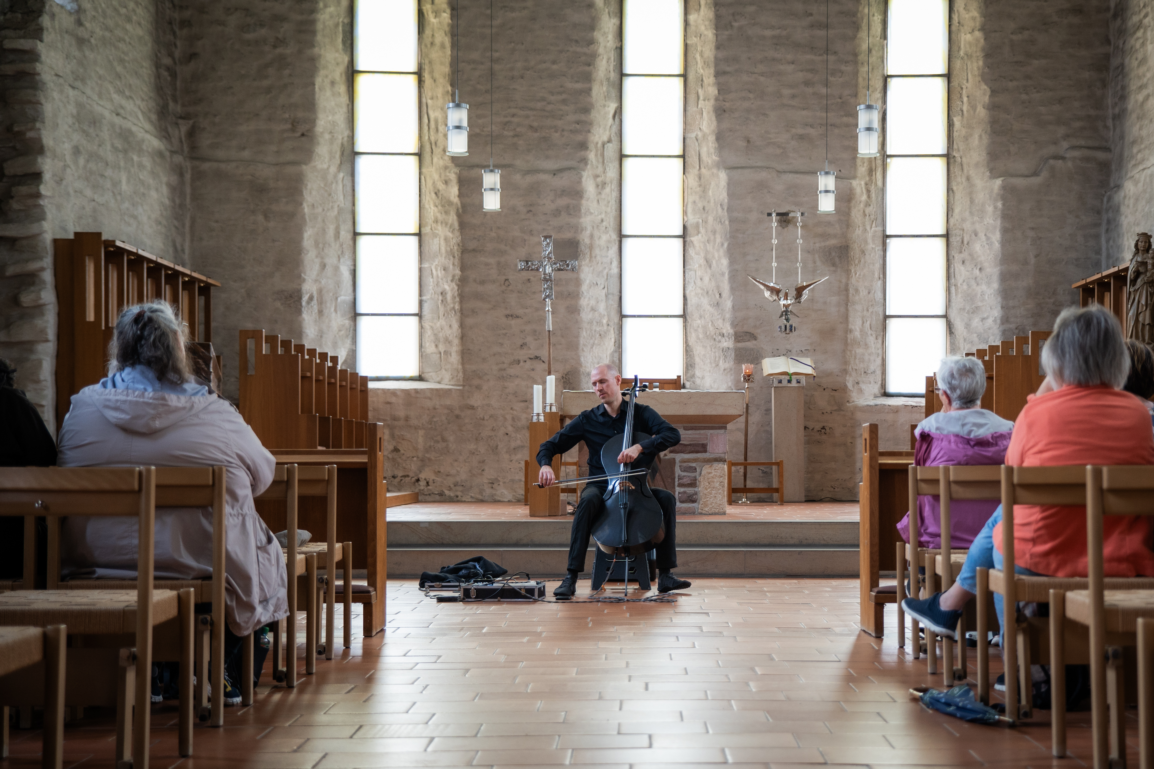 Ein Cellist spielt in einer Kirche