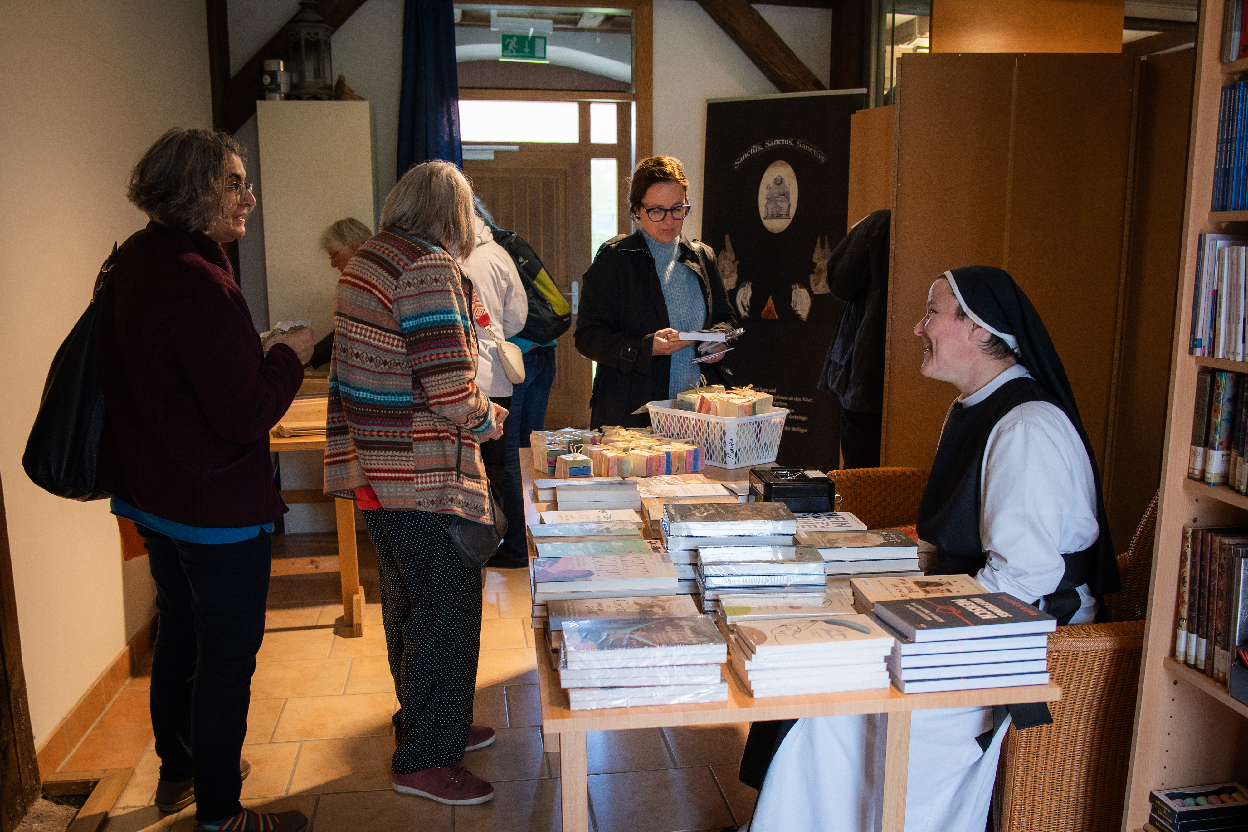 Eine Nonne verkauft Bücher