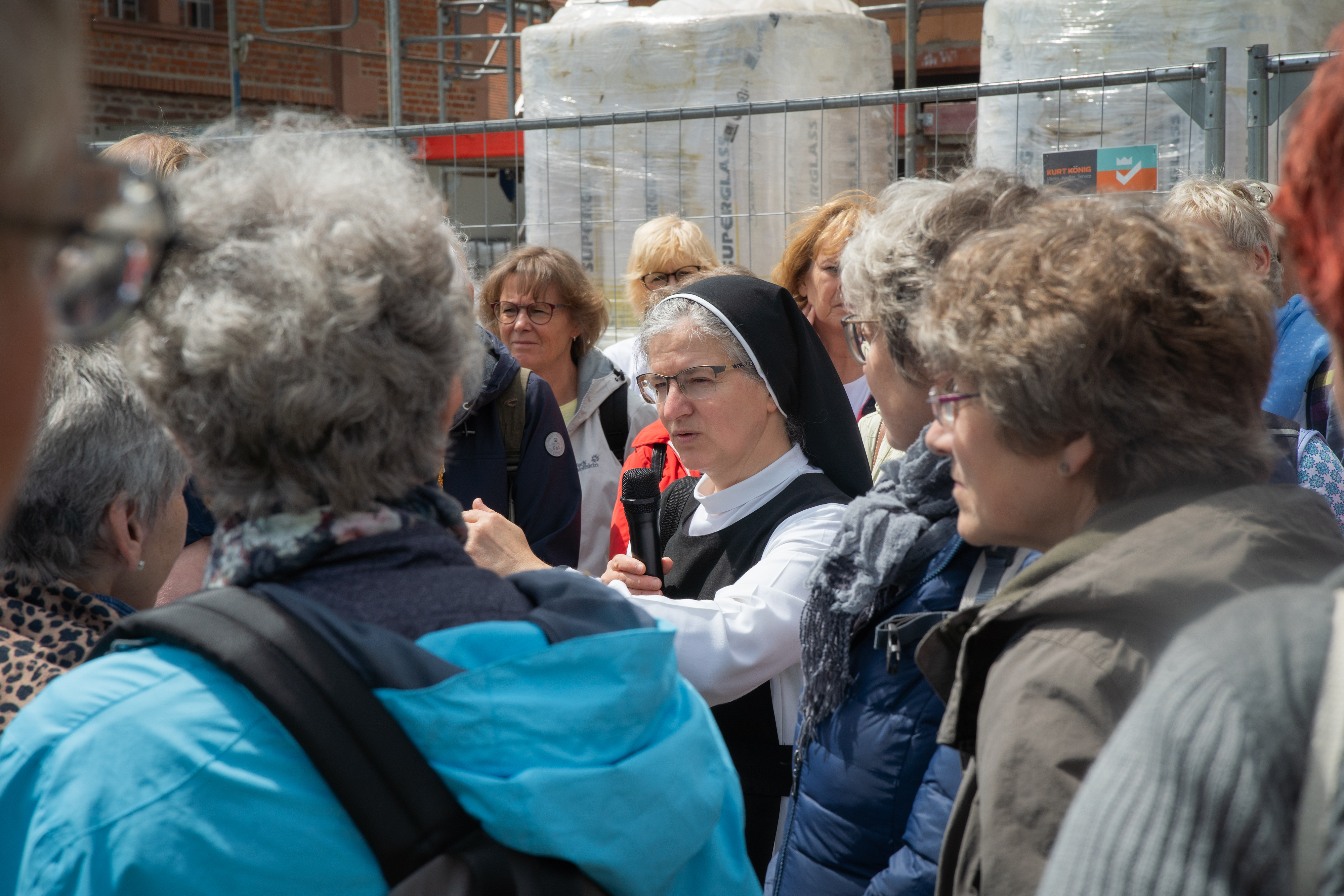 Eine Nonne spricht mit Menschen