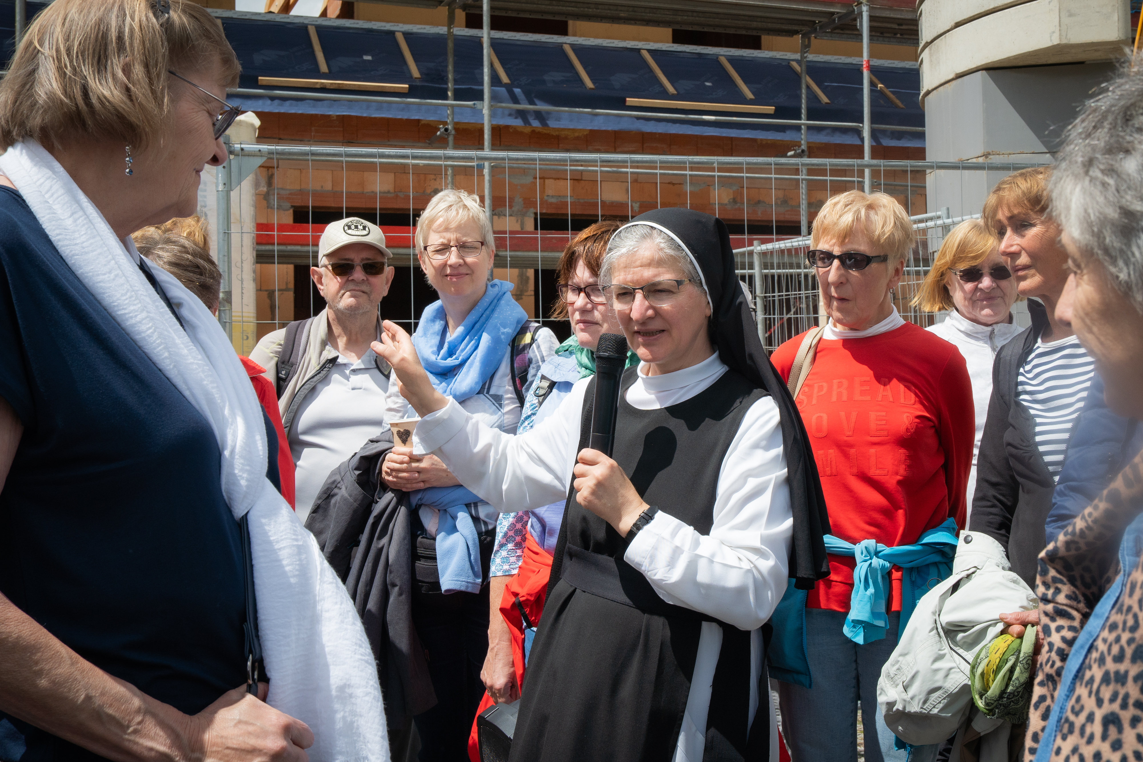 Eine Nonne redet mit Menschen