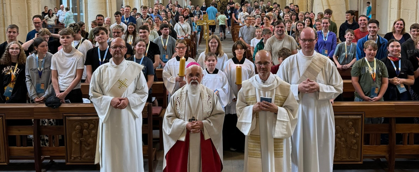 Menschen in einer Kirche