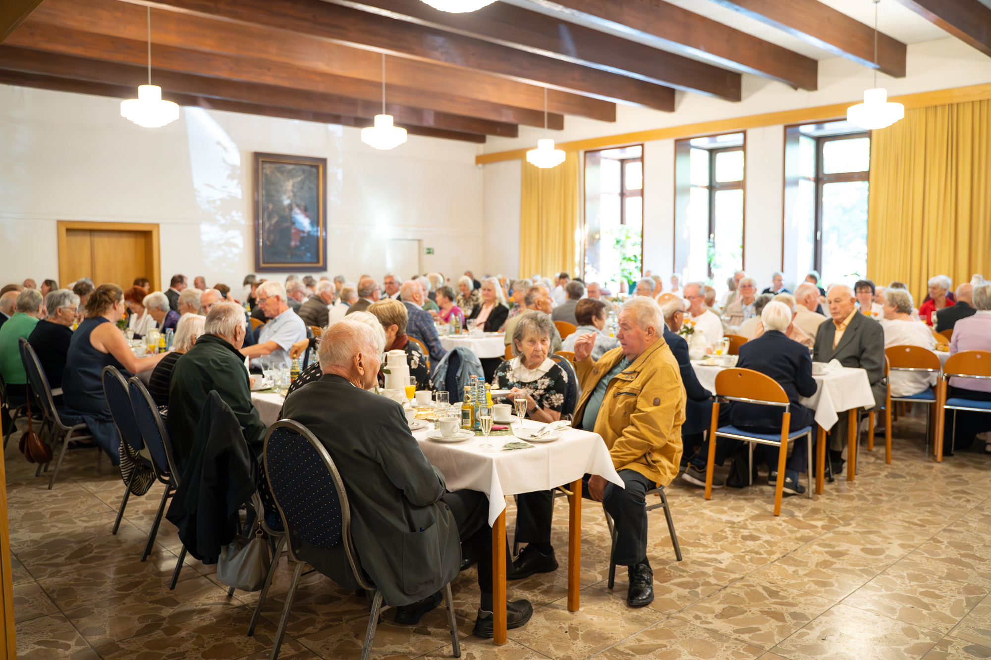 Menschen trinken Kaffee in einem Saal