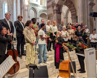 eine Gruppe Menschen in einer Kirche