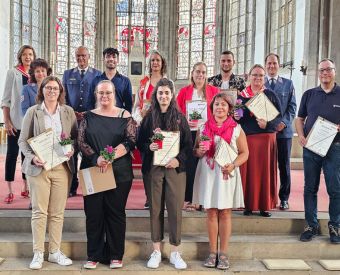 Menschen stehen in einer Kirche