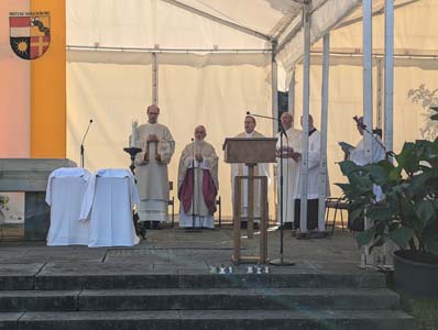 Gottesdienst auf einer Wiese