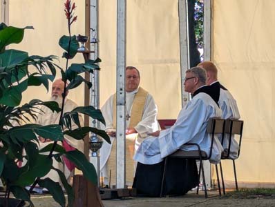 Gottesdienst auf einer Wiese