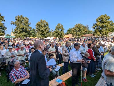 Menschen auf einer Wiese