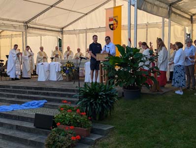 Gottesdienst auf einer Wiese