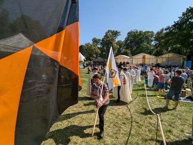 Menschen auf einer Wiese