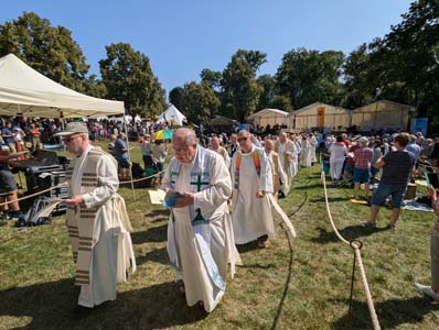 Menschen auf einer Wiese