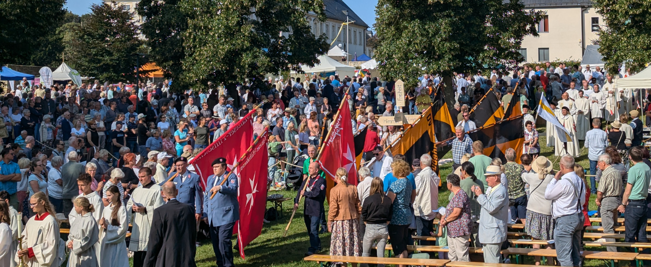 Menschen auf einer Wiese