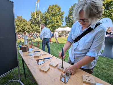 Menschen bei einem Fest auf einer Wiese