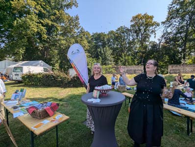 Menschen bei einem Fest auf einer Wiese