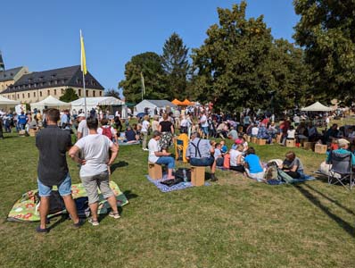 Menschen bei einem Fest auf einer Wiese