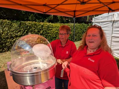 Menschen bei einem Fest auf einer Wiese