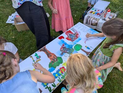 Menschen bei einem Fest auf einer Wiese