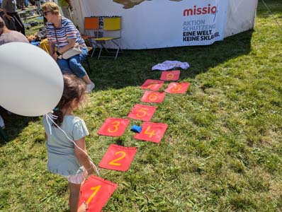 Menschen bei einem Fest auf einer Wiese