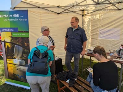 Menschen bei einem Fest auf einer Wiese