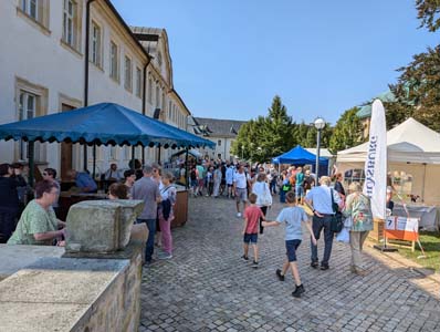 Menschen bei einem Fest auf einer Wiese