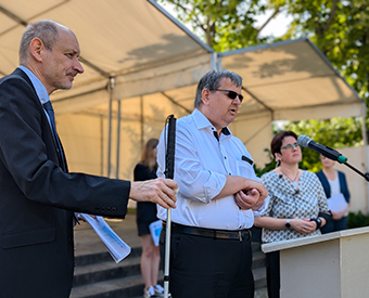 Menschen im Podium