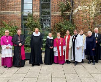 Menschen stehen vor einer Kirche