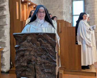 Eine Ordensschwester spricht am Mikrofon