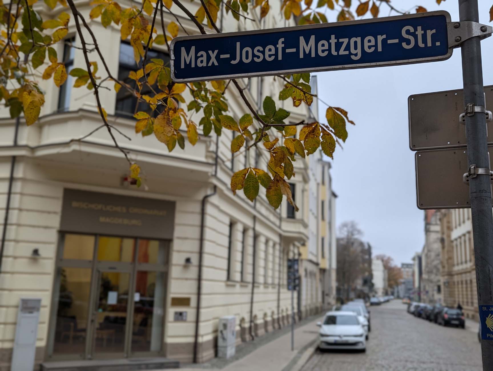 Straßenschild mit der Aufschrift Max-Josef Metzger Straße