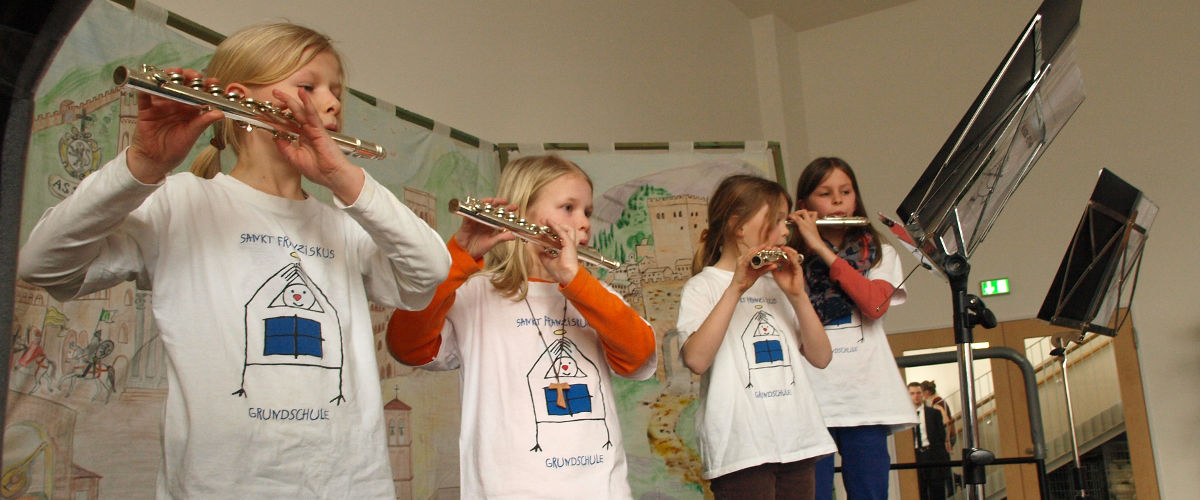 musizierende Kinder in der Franziskusschule