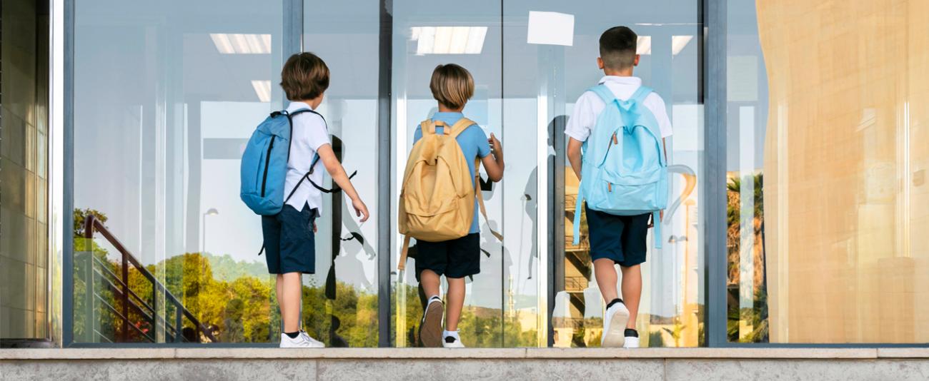 Kinder gehen in eine Schule