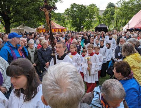 Tausende Menschen bei Gottesdienst im Freien