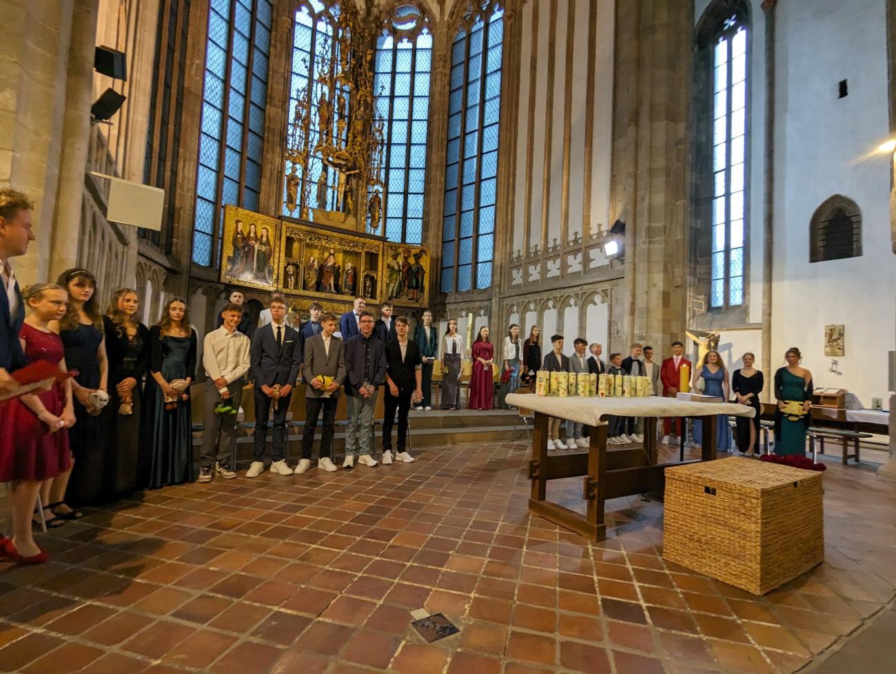 Jugendliche stehen in einer Kirche