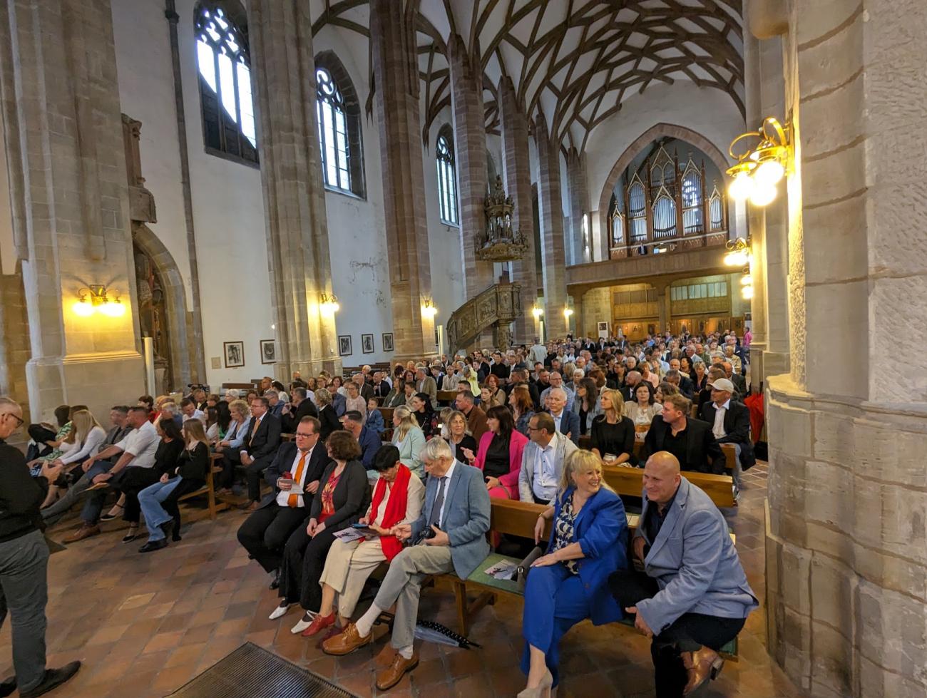 Eine gut gefüllte Kirche