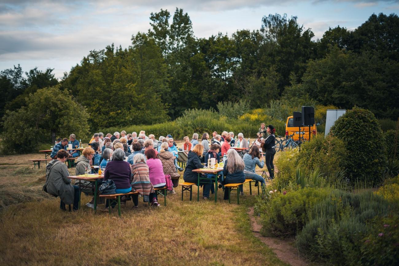 Frauen bei einem Open Air Konzert