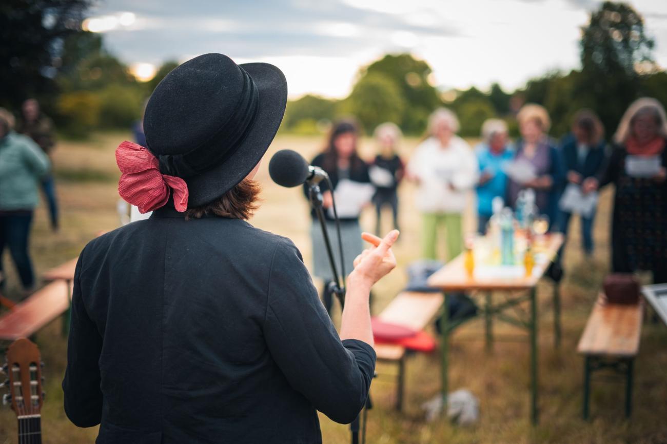 Frauen bei einem Open Air Konzert