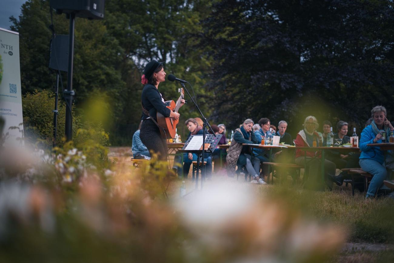 Frauen bei einem Open Air Konzert