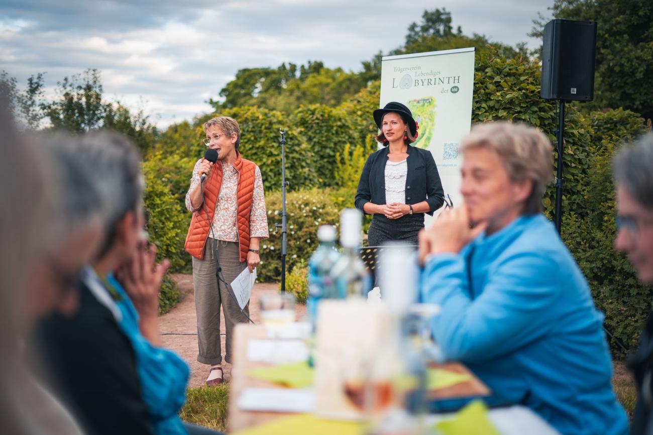 Frauen bei einem Open Air Konzert