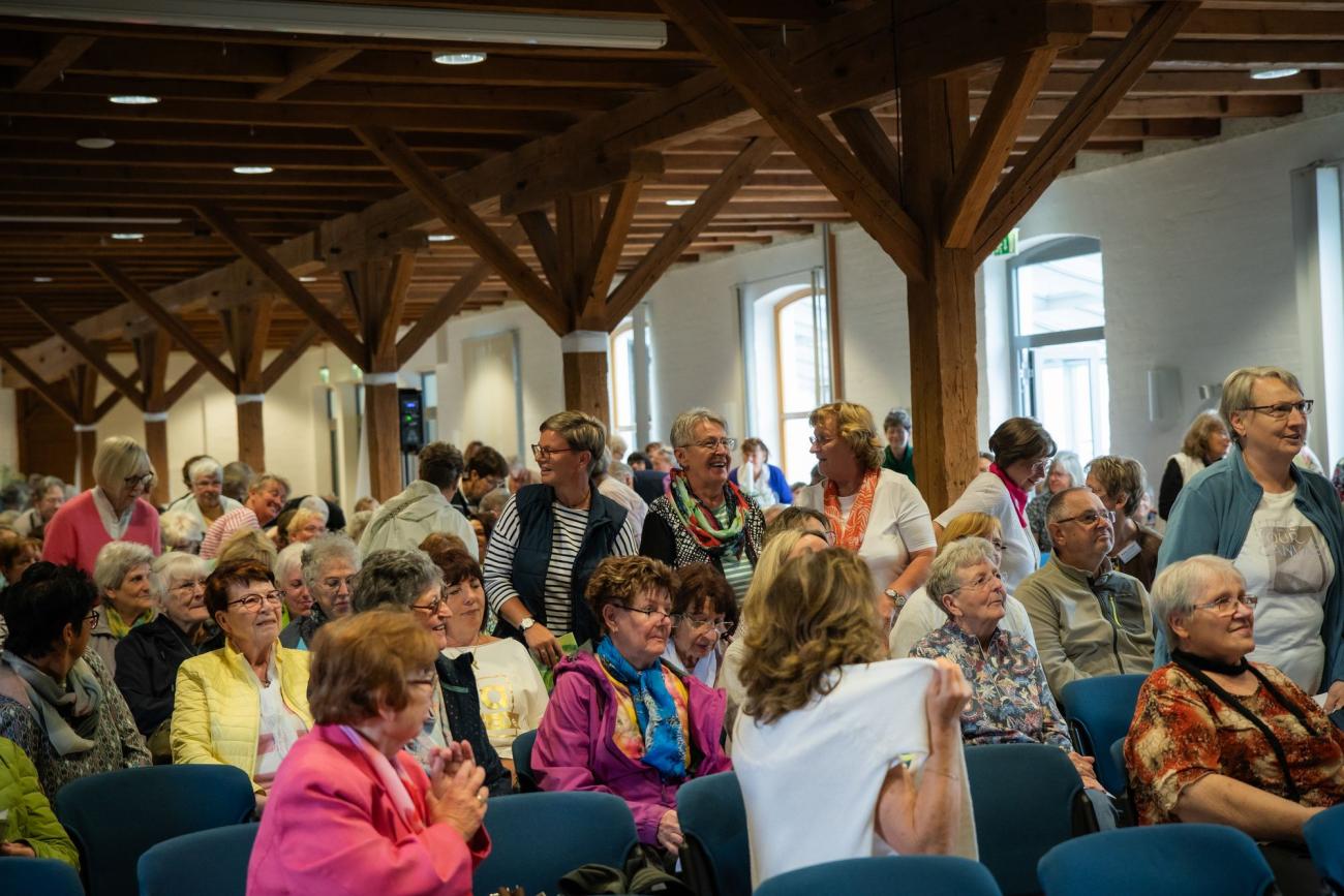 Menschen in einem Saal