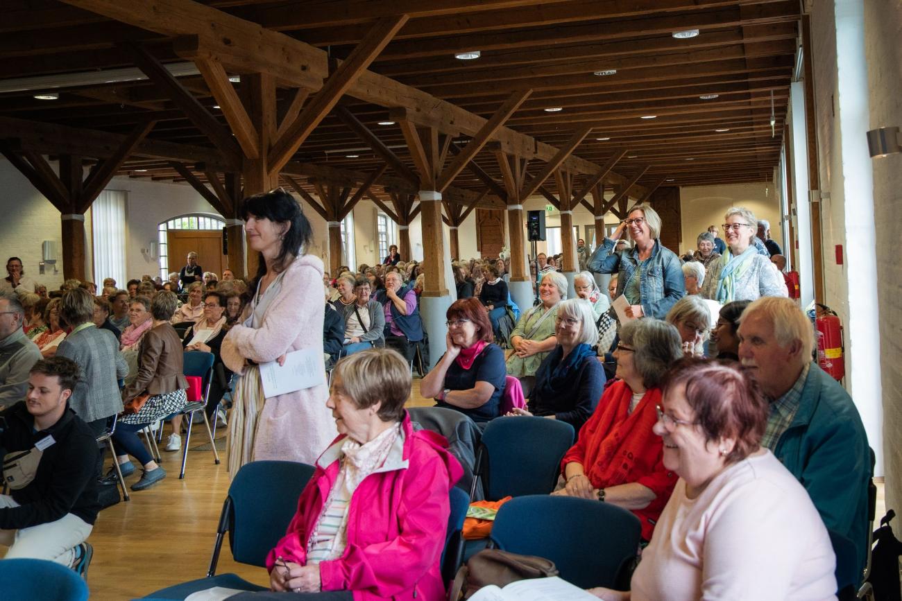 Menschen in einem Saal