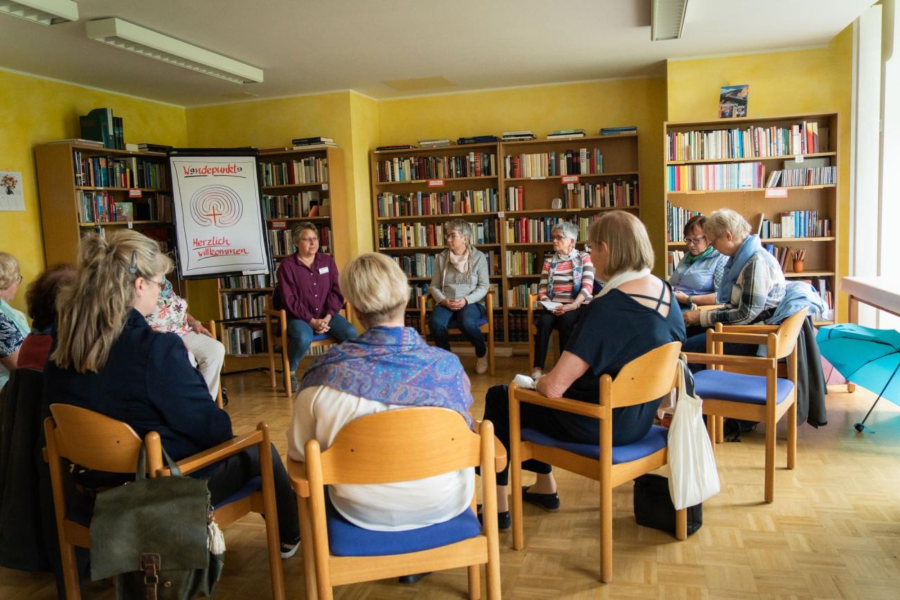 Menschen sitzen in einem Kreis