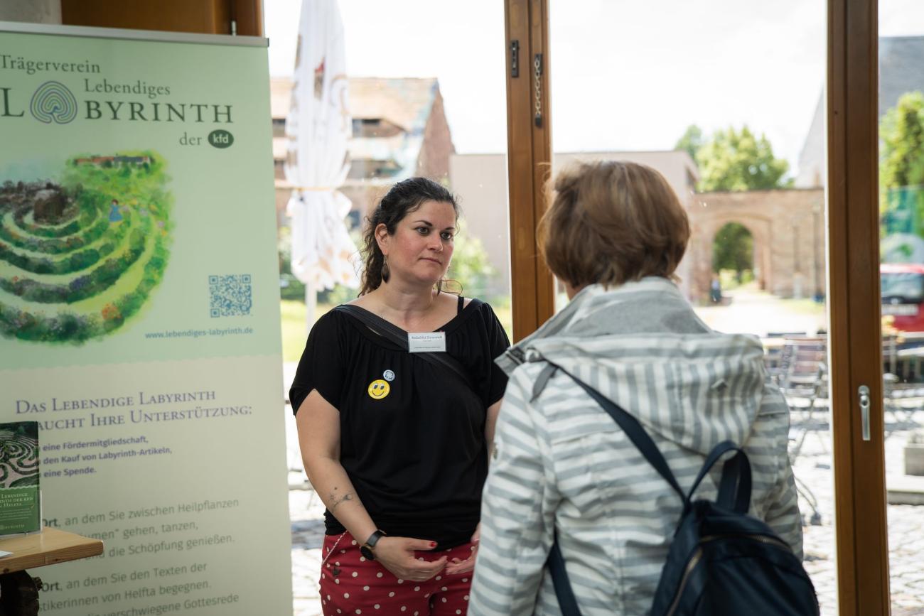 Zwei Frauen unterhalten sich