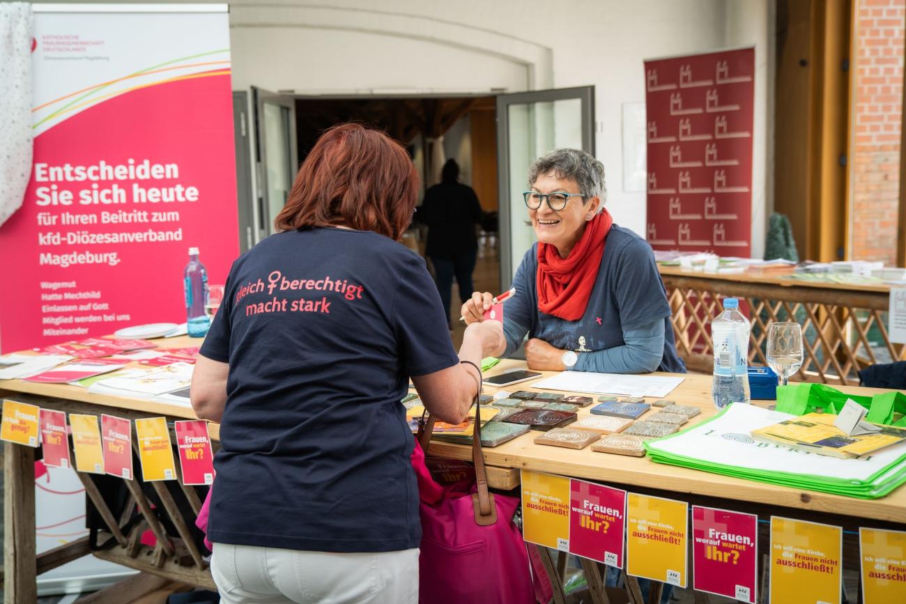 Zwei Frauen an einem Stand