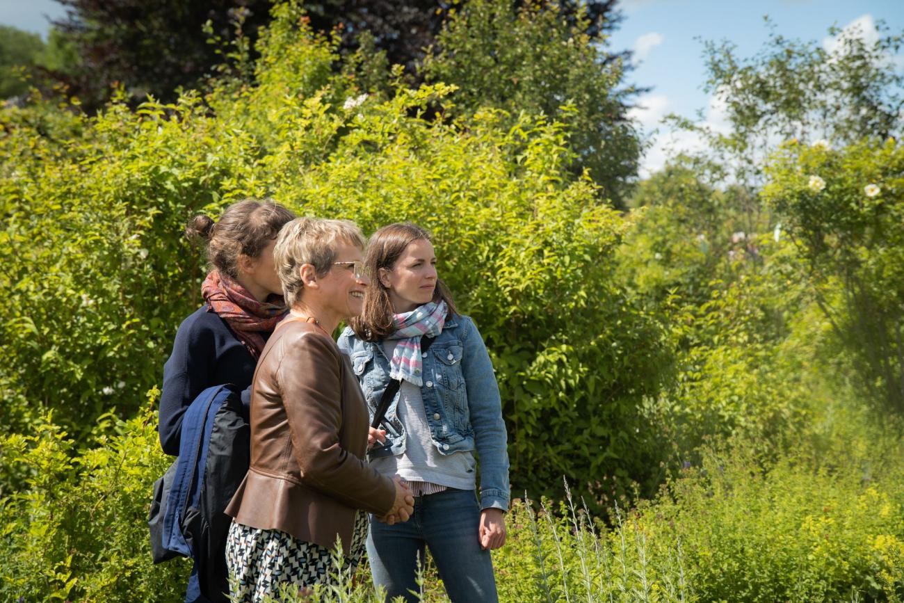 Frauen stehen zusammen