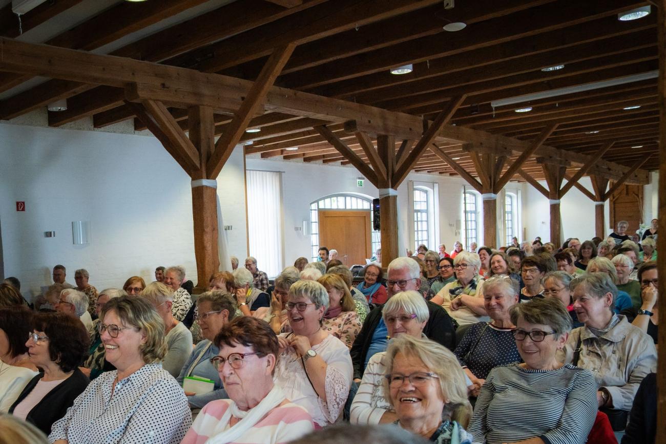 Menschen in einem Saal