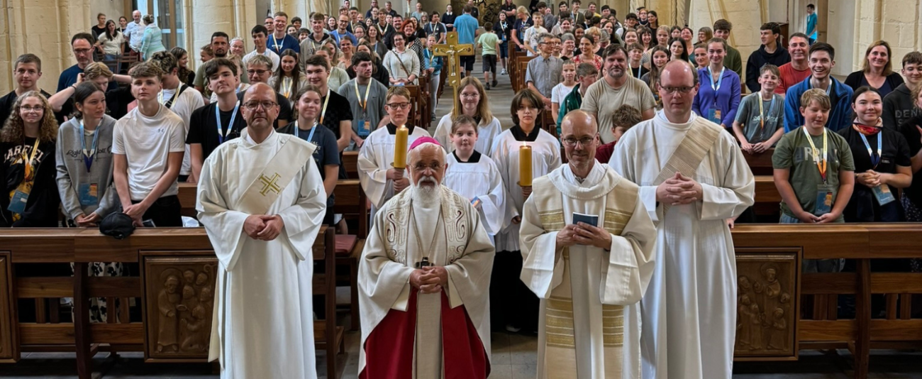 Menschen in einer Kirche