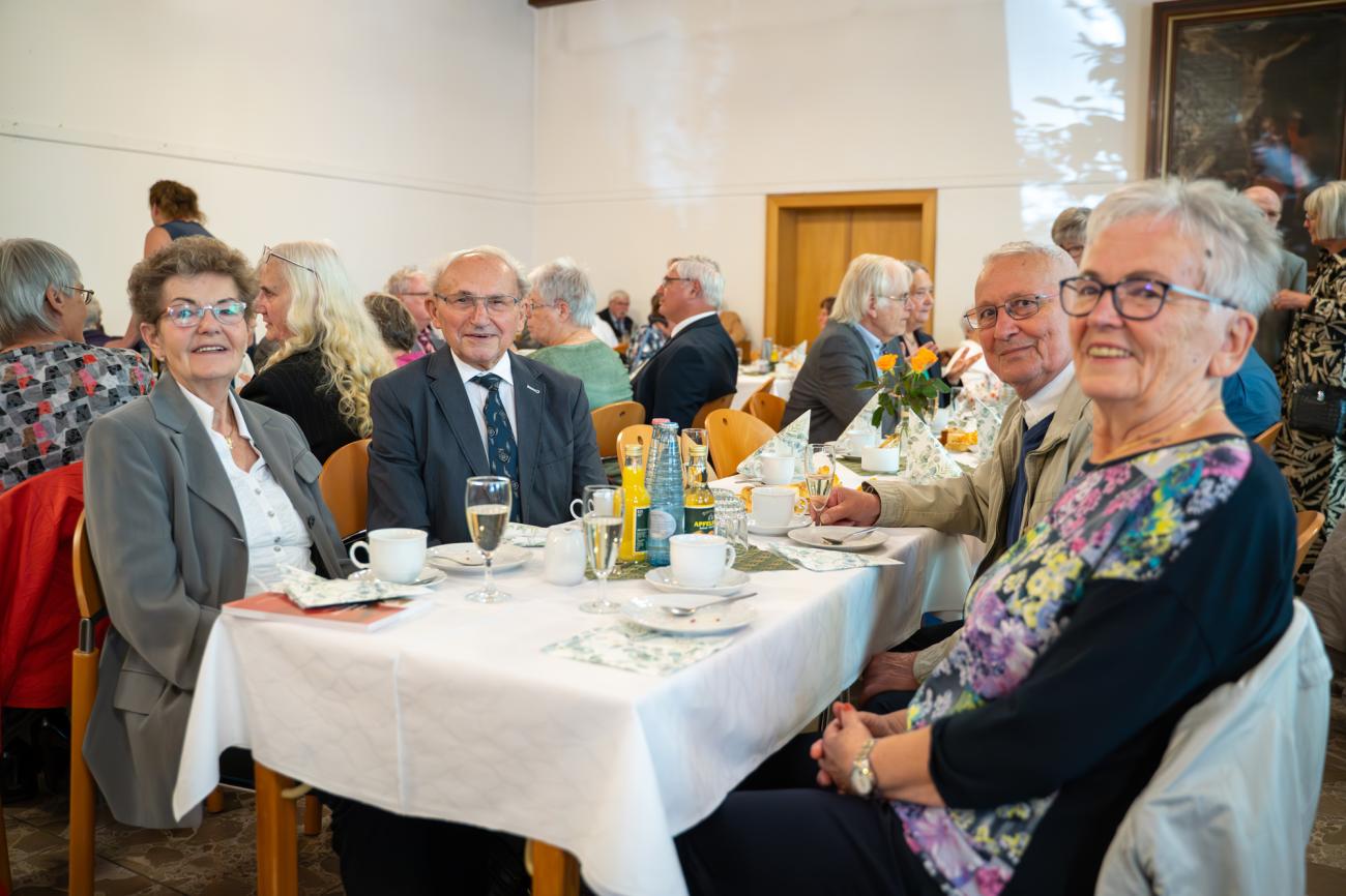 Menschen trinken Kaffee in einem Saal