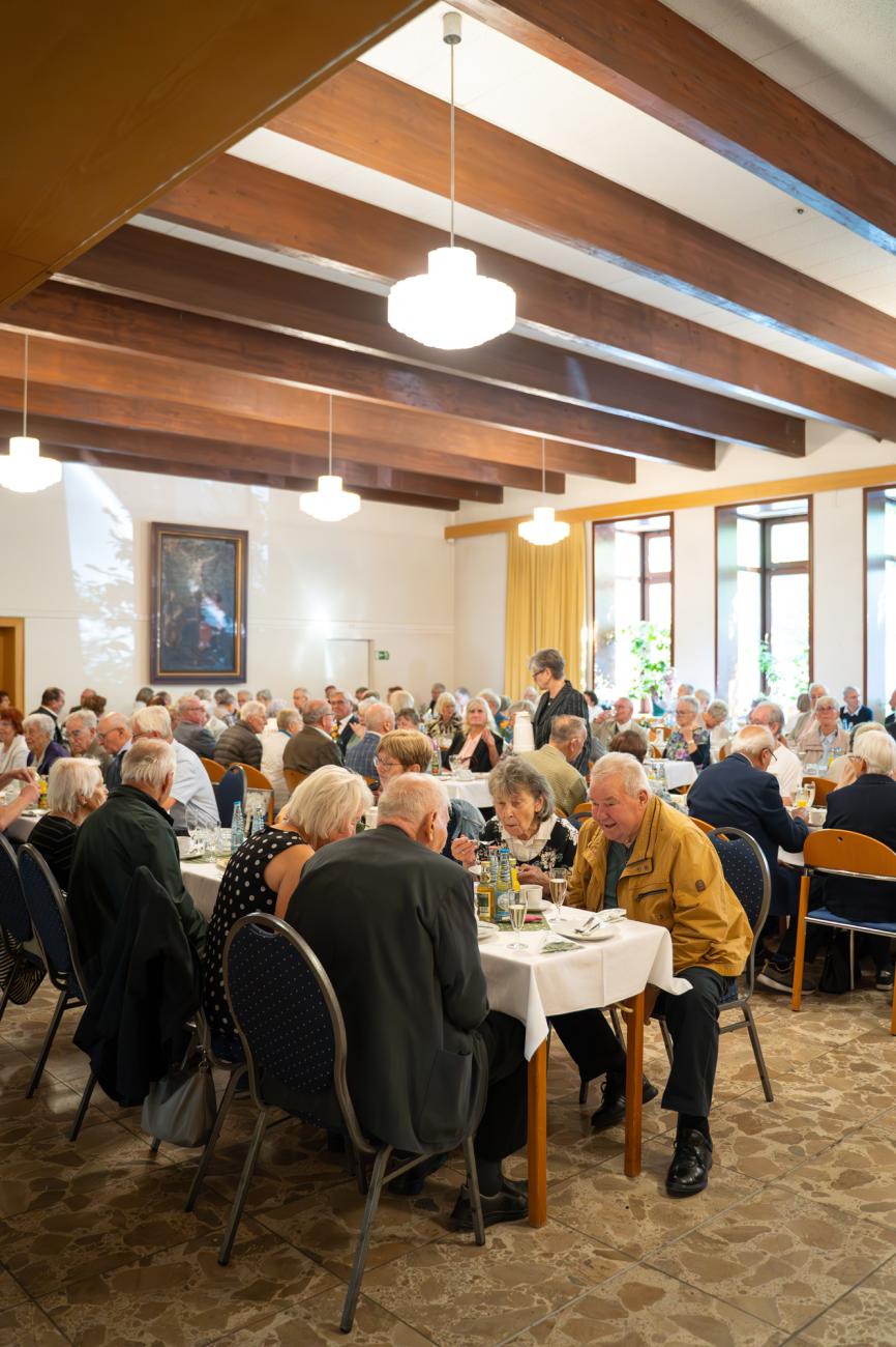 Menschen trinken Kaffee in einem Saal