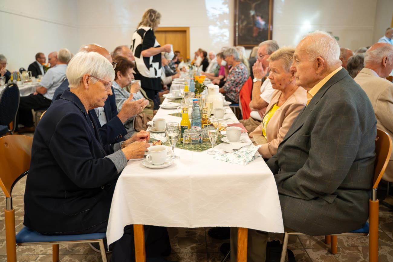 Menschen trinken Kaffee in einem Saal